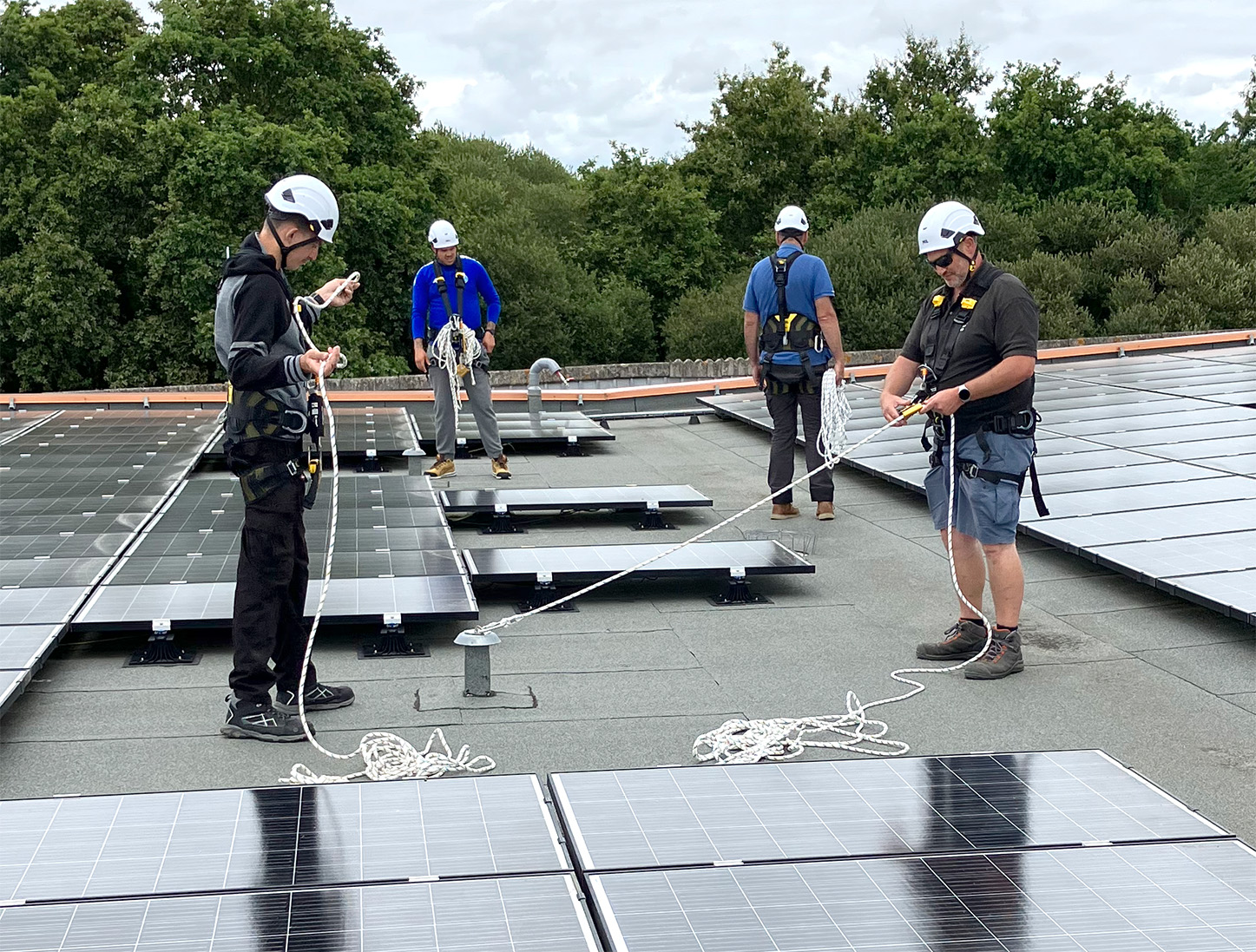 Stagiaires sur la toiture photovoltaïque