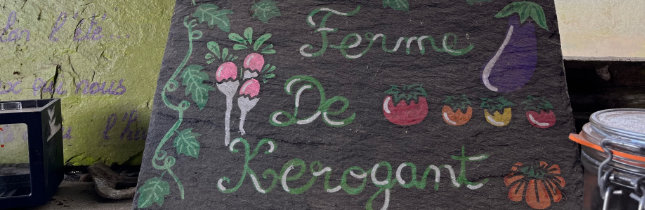 Ardoise avec le nom de la ferme de Kerogant