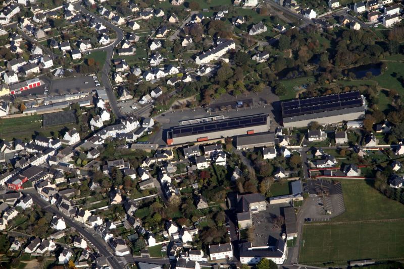 L'Espace Raphalen vue du ciel, avec son toit photovoltaïque (source : Mairie de Plonéour-Lanvern) Vue du ciel de l'Espace Raphalen