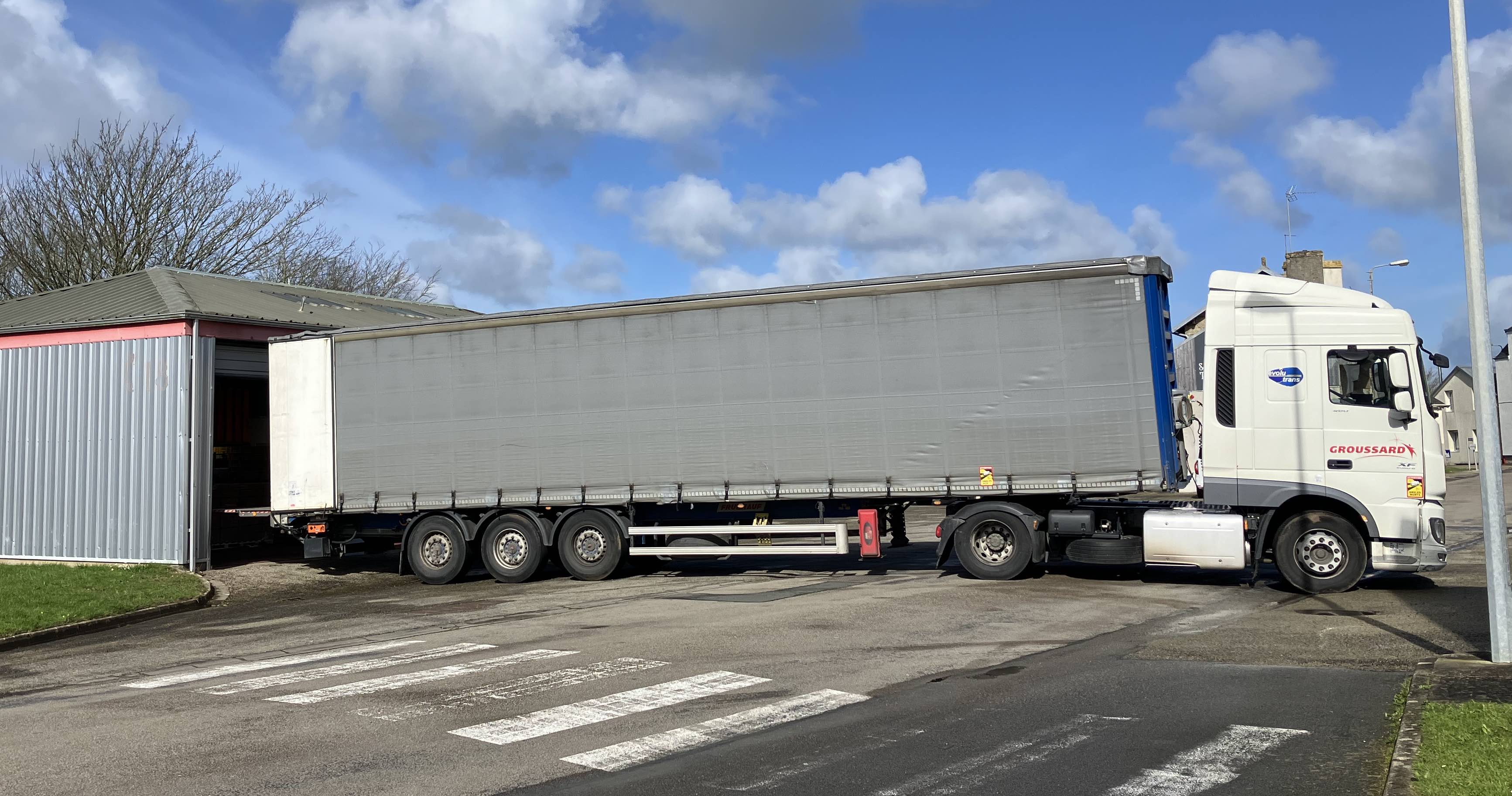 un bien gros camion avec chauffeur bigouden